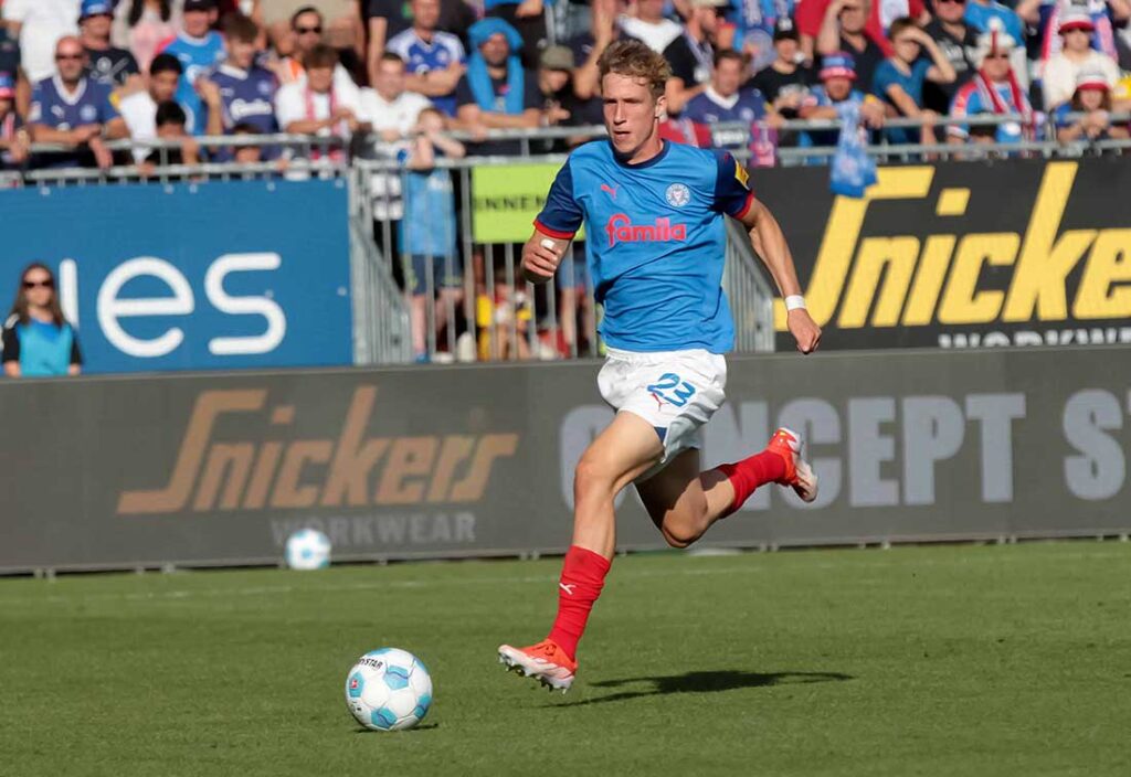 Lasse Rosenboom und Holstein Kiel hatten in der ersten Halbzeit viel Arbeit in der Defensive (Archivfoto). © 2024 Ismail Yesilyurt.jpg