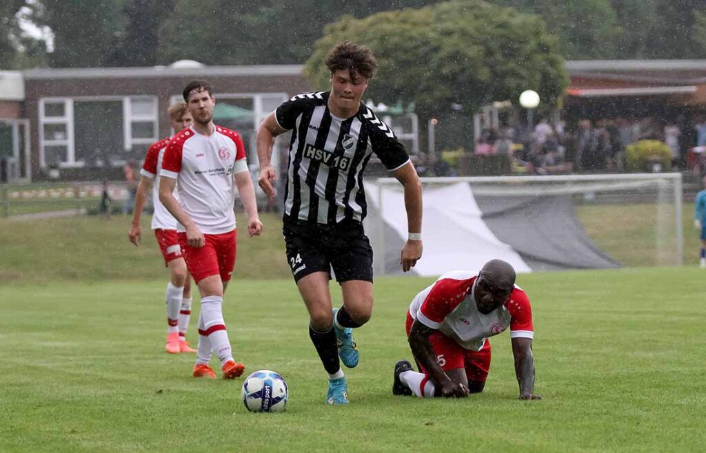 Lukas Deutschbein (24, Heikendorfer SV) markiert den 1:1-Endstand gegen Inter Türkspor Kiel. © 2024 Ismail Yesilyurt
