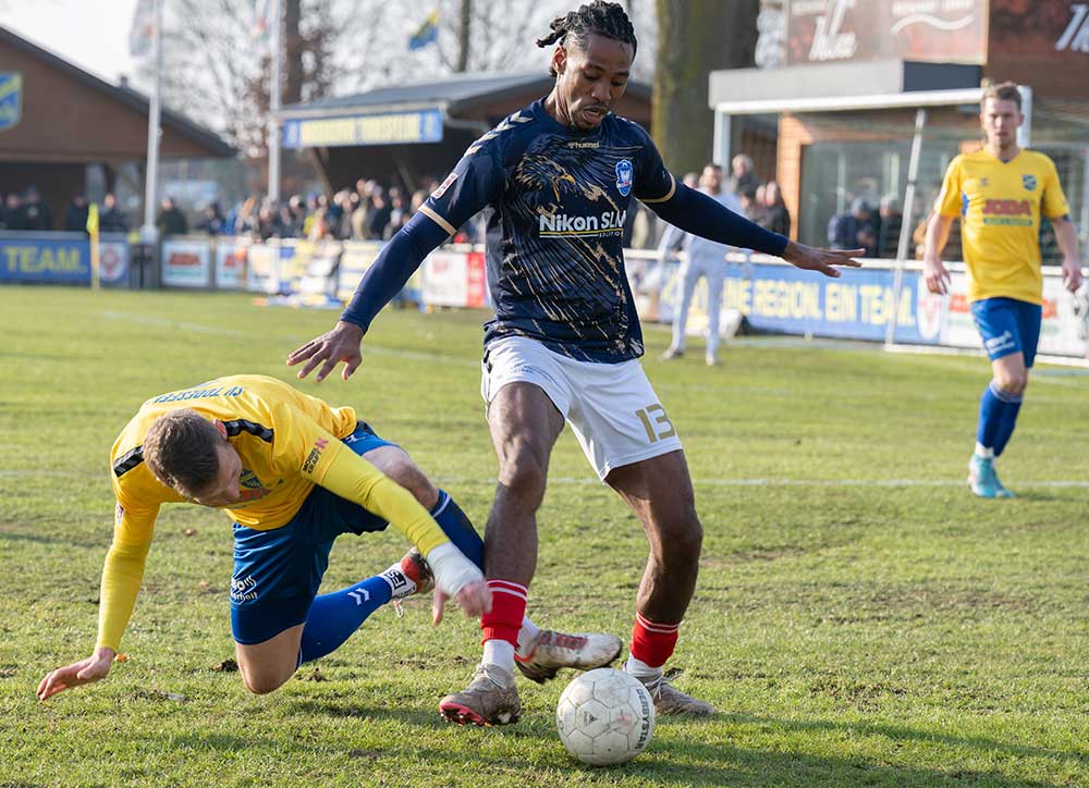 Obina Iloka in seiner ersten Rolle als Stürmer am Ball (1. FC Phönix Lübeck).© 2025 Volker Schlichting