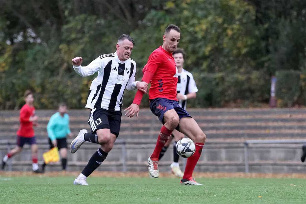 Pascale Janner (re., SG Oldenburg-G.), hier im Punktspiel vor Dennis Lühr (Heikendorfer SV), gelingt das 1:2 im Flens Cup gegen Eutin 08. © 2024 Ismail Yesilyurt