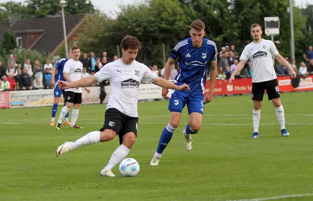 Philipp Spohn (Eckernförder SV), hier im Saisoneröffnungsspiel gegen Felix Knuth (re., TuS Rotenhof), wechselt zu Kilia Kiel. © 2024 Ismail Yesilyurt