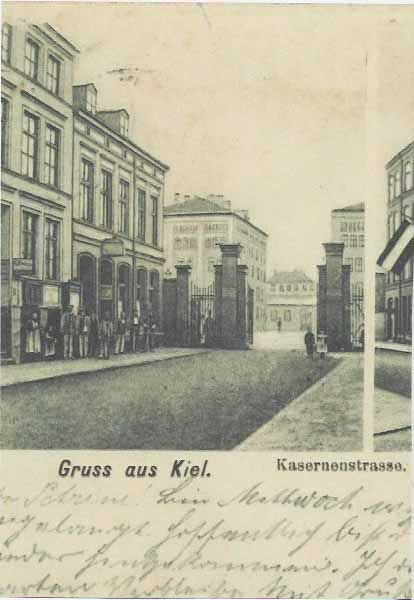 Blick von der Karlstraße durch die kurze Kasernenstraße zum Kasernentor. Hier kassierte Holstein Kiel zum ersten Mal Eintrittsgeld.