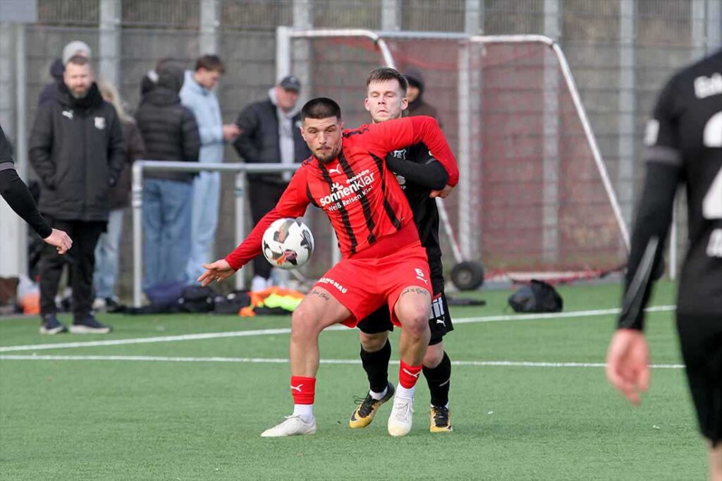 Premton Jasari, Torschütze beim 1:2 des TSV Kronshagen, schirmt den Ball vor Jesse Siemonsen (Eckernförder SV) ab. © 2025 Ismail Yesilyurt