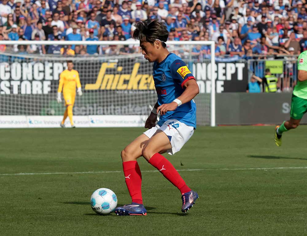 Shuto Machino (Holstein Kiel) kam nach knapp einer Stunde in die Partie. © 2024 Ismail Yesilyurt