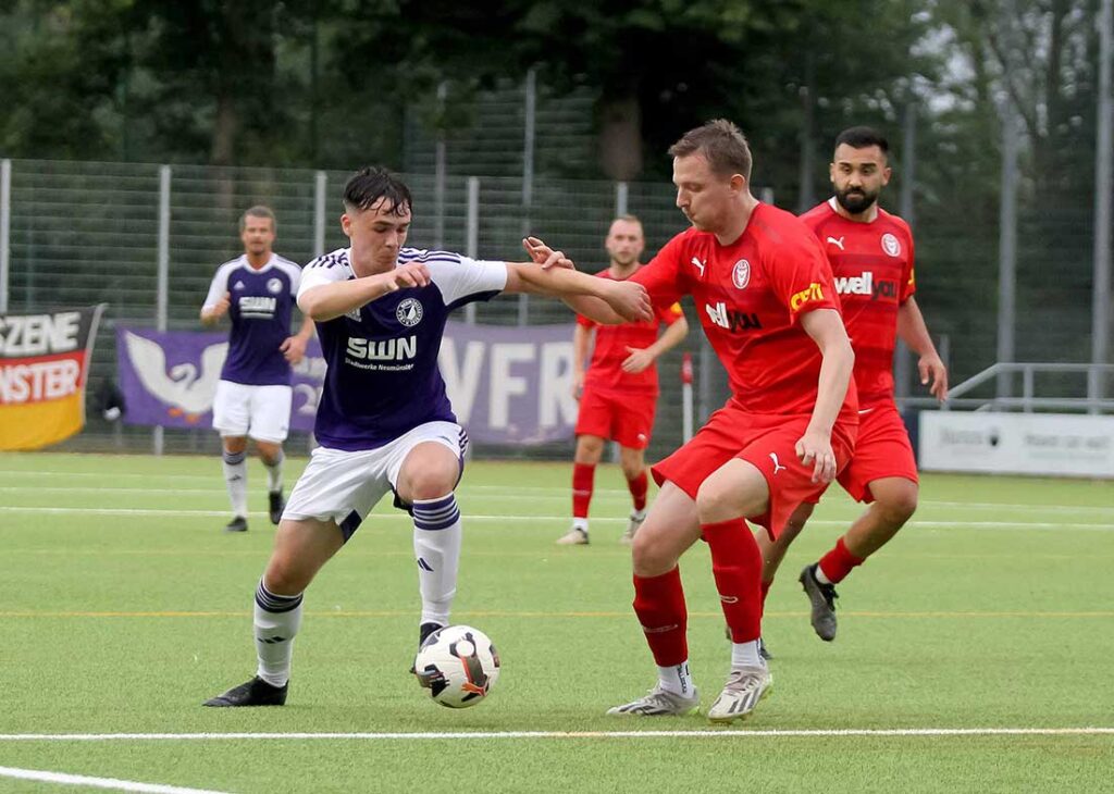 Visar Mehmeti (li., gegen Kevin Harder (Kilia Kiel) hat beim VfR Neumünster einen großen Schritt nach vorne gemacht in seiner Entwicklung. © 2024 Ismail Yesilyurt