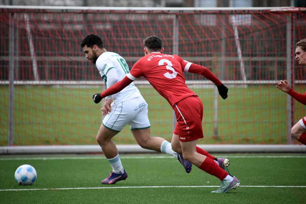 Youssef Bouzoumita (PSV Neumünster) gegen Niclas Stelter (Treubund Lüneburg). © 2025 Olaf Wegerich