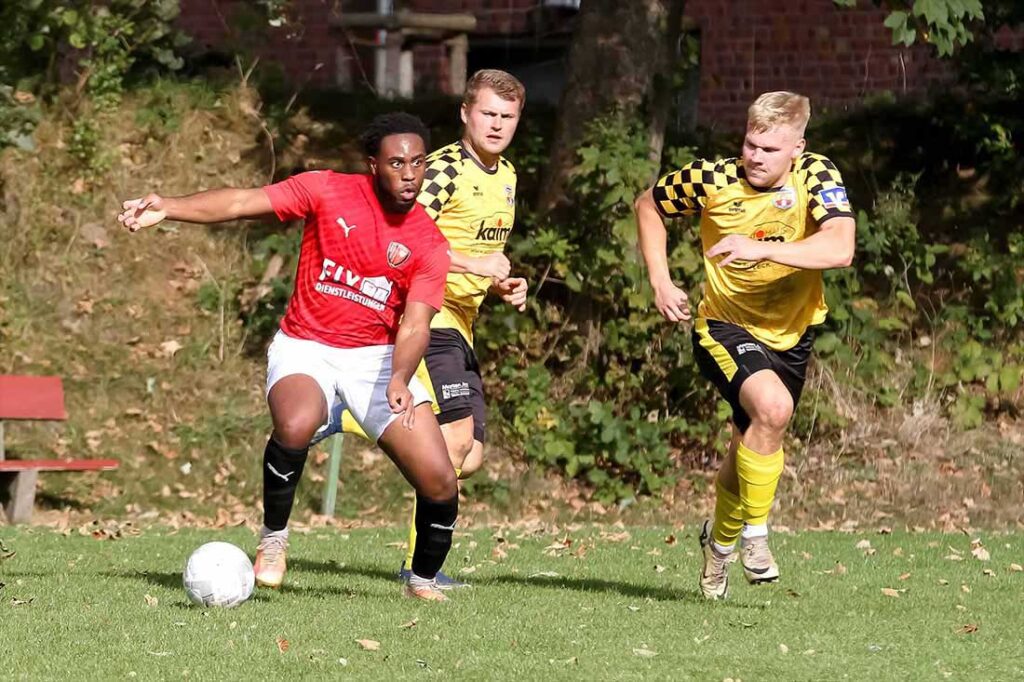 Das 3:0 durch Chima Iheagwaram (li., Rot-Schwarz Kiel) ist gegen RB Obere Treene noch nicht das Ende vom Lied. (Archivfoto). © 2024 Ismail Yesilyurt