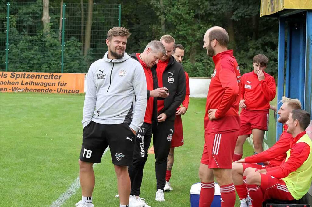 Die SG Sarau/Bosau freut sich mit Trainer Tony Böhme (li.) über einen gelungenen Start in die Restsaison. © 2024 Ismail Yesilyurt