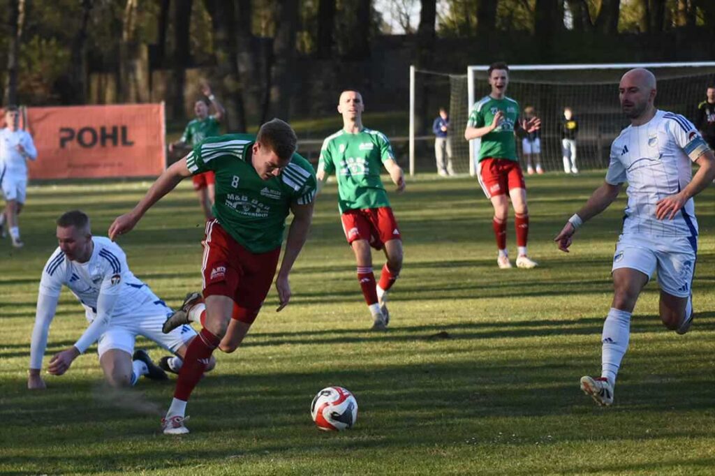 Fabian Engbrecht (MTSV Hohenwestedt) mit viel Durchsetzungsvermögen. © 2025 Olaf Wegerich
