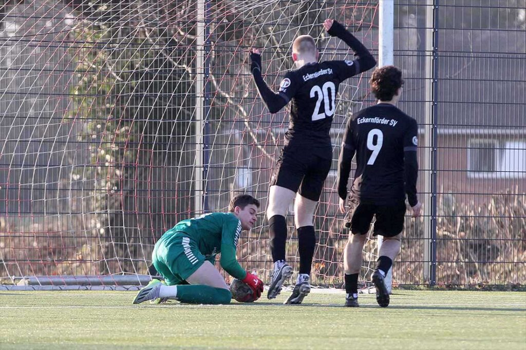 Keeper Henrik Holz (Gettorfer SC) ist zur Stelle gegen Malte Clausen (20) und Daniel Matzdorf (Eckernförder SV II). © 2025 Ismail Yesilyurt