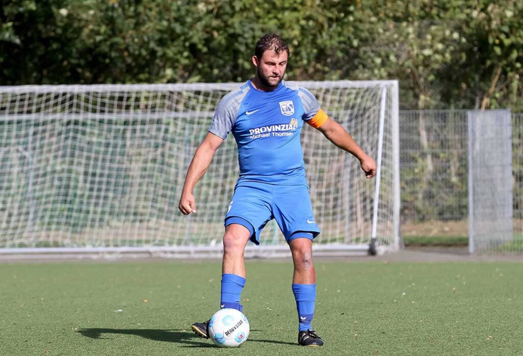 Lars Peretzke (SV Dörpum) eröffnet beim 4:1 gegen Slesvig IF mit einem Freistoß-Tor. © 2024 Ismail Yesilyurt