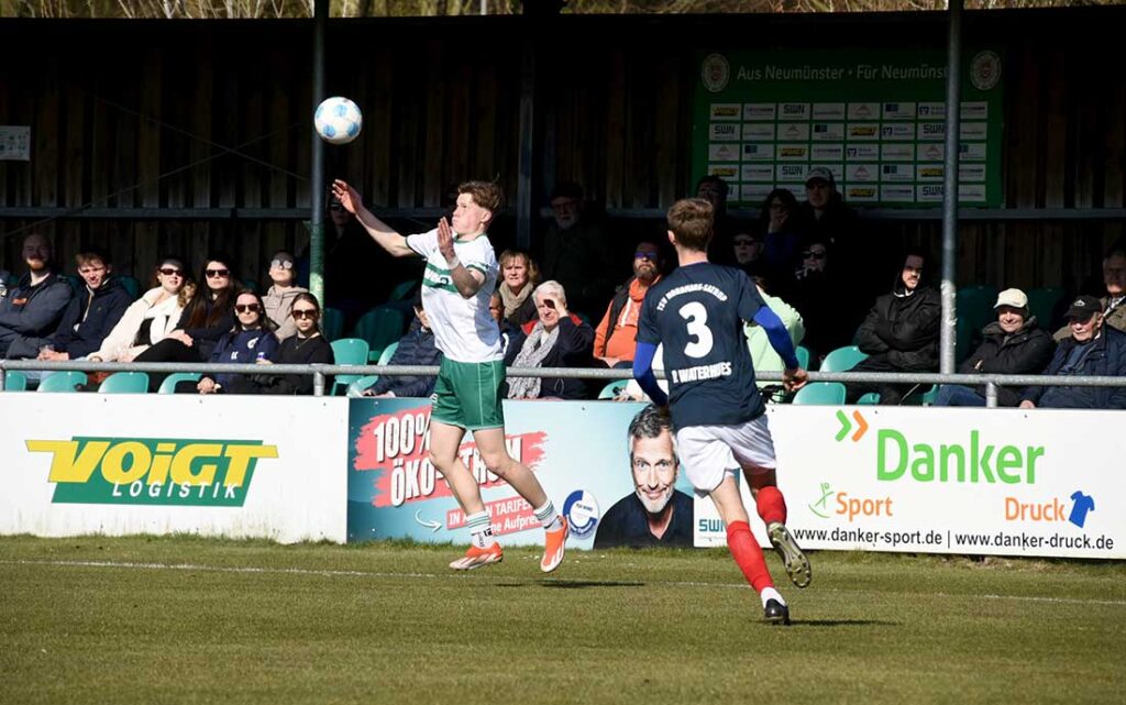 Lucas Schulze (PSV Neumünster) hier gegen Paul Waterhues (re., Nordmark Satrup). © 2025 Olaf Wegerich