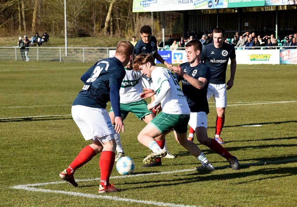 Meiko Werner (am Ball, PSV Neumünster) gegen Luca Clausen (29) und Paul Waterhues (Nordmark Satrup). © 2025 Olaf Wegerich