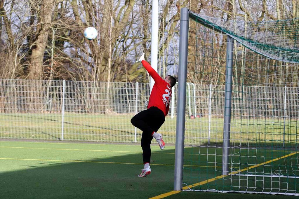 Mit Übergreifen verhindert Christian Gutsmann (TSV Klausdorf) vor der Pause das 1:1 für RB Obere Treene.  2025 Ismail Yesilyurt