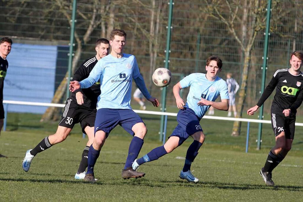 Mit Verspätung dabe gegen Dänischenhageni - Ole Sellmer (am Ball, Suchsdorfer SV). © 2025 Ismail Yesilyurt
