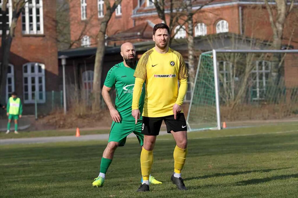 Nico Otto (Wiker SV) zeigt es an? Ein Tor mit mit rechts, eins mit links gegen den Suchsdorfer SV zum 3:1? © 2025 Ismail Yesilyurt (Archivfoto).jpg