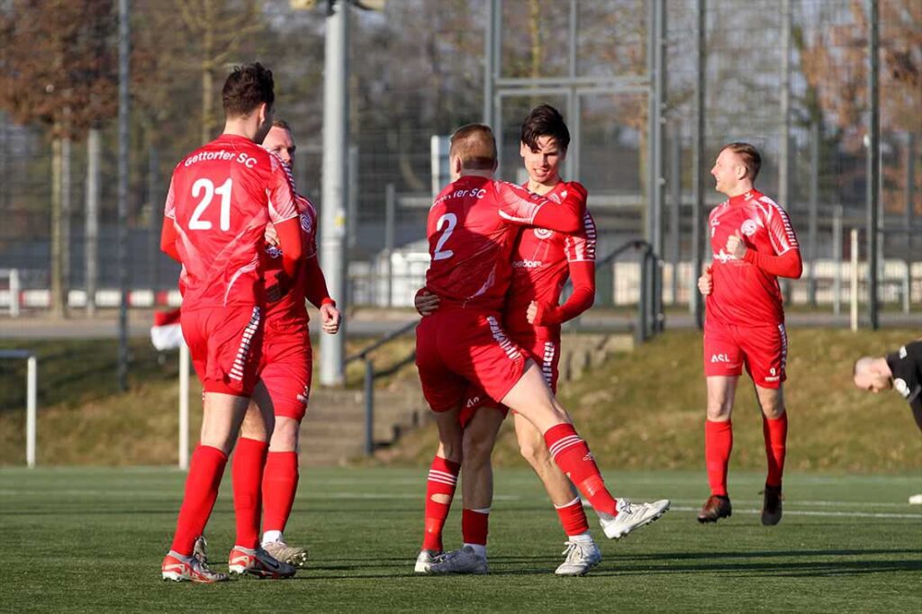 Nicolai Weihrauch (Gettorfer SC) lässt sich zu seinem Treffer beglückwünschen. © 2025 Ismail Yesilyurt