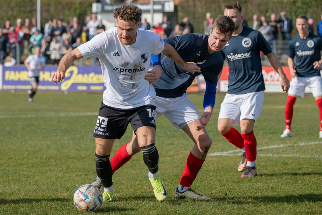 Noel Kurzbach (li., Heider SV) gegen Sebastian Waterhues (TSV Nordmark Satrup). © 2025 Volker Schlichting