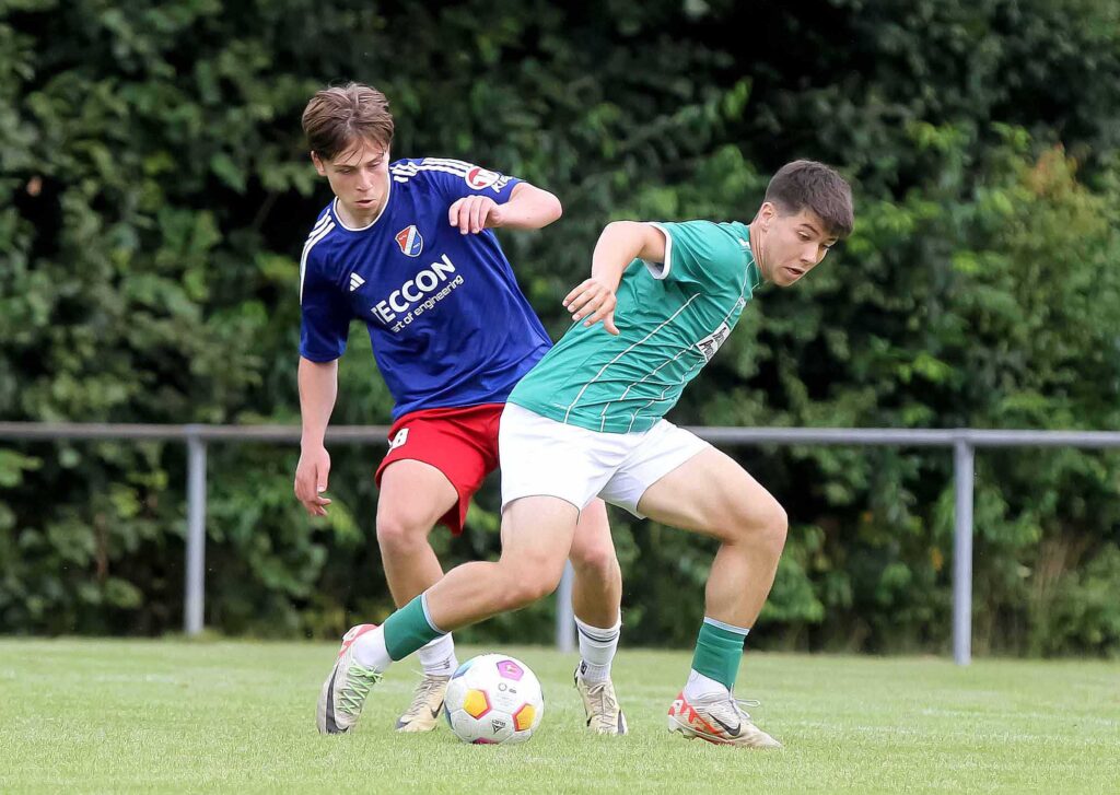 Ramiz Demir (am Ball, VfB Lübeck II) steuert 3 Treffer zum in der Höhe überraschenden 7:0 gegen Eutin 08 bei. © 2024 Ismail Yesilyurt