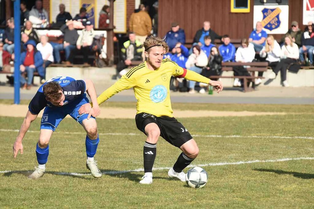 Timo Klug (Jevenstedt) gegen Lasse Baesler (Altenholz). © 2025 Olaf Wegerich