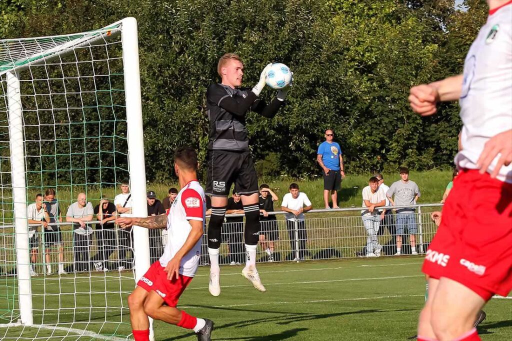 Torben Franzenburg (PSV Neumünster) fängt sicher den Ball im Landespokal gegen VfB Lübeck. © 2024 Ismail Yesilyurt