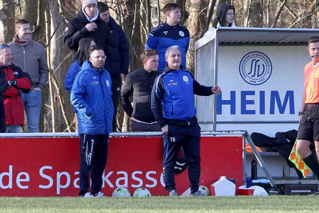 Trainer Chresten Hilbich (re., Suchsdorfer SV) erkennt in der Wik seine Mannschaft nach dem 2-0-Sieg aus der Vorwoche gegen Dänischenhagen nicht wieder. © 2025 Ismail Yesilyurt