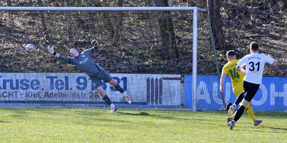 Andre Wittern (31, Wiker SV) hat zum Golden Goal abgezogen - unhaltbar für Keeper Lukas Losch knall der Ball vom Innenpfosten ins Netz. © 2025 Jörg Moritz