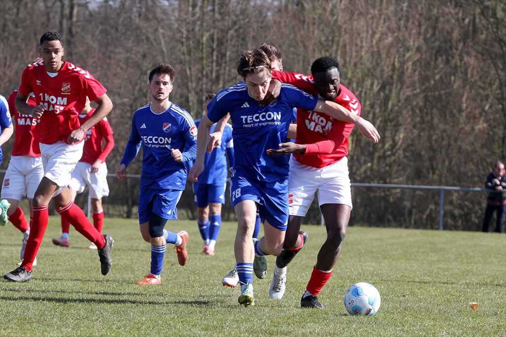 Brayann Kouakou und der SV Eichede haben jetzt einen sehr steinigen Weg, um noch die Aufstiegsrunde zu erreichen. Links Marcel Wasielewski (SpVg Eidertal Molfse