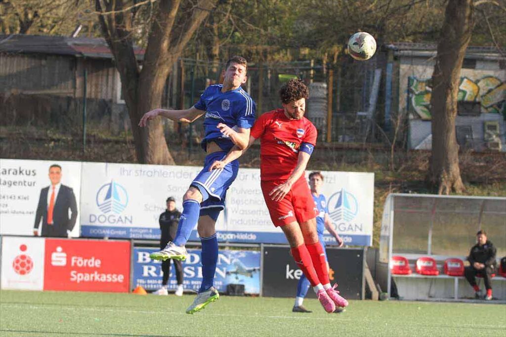 Brian Kliese (li., TSV Rantrum), hier gegen Serkan Yildirimer (Inter Türkspor Kiel), ist eine wichtige Rantrumer Stütze. © 2025 Ismail Yesilyurt