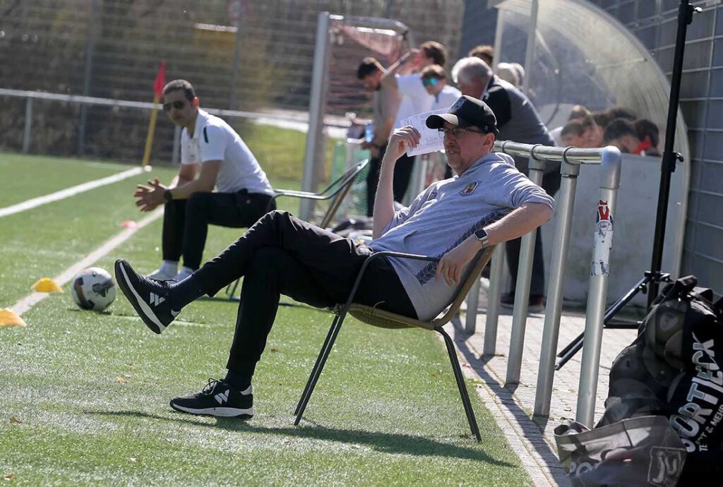 Chefcoach Uwe Petersen (Frisia Risum-Lindholm) bekam von seinem Team einen Relax-Ostermontag. Archivfoto © 2025 Ismail Yesilyurt