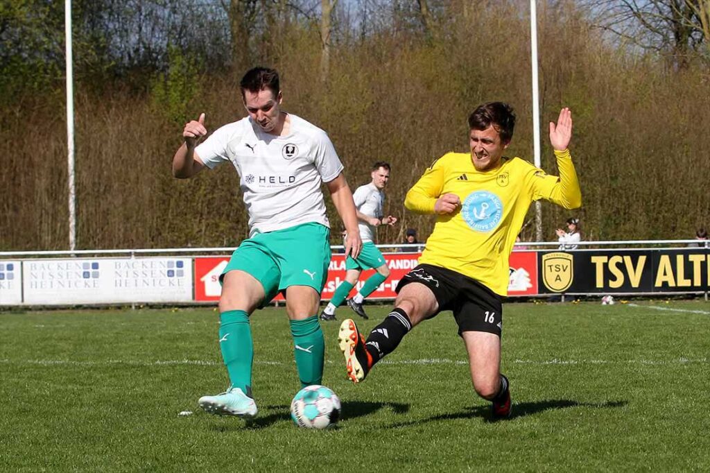 Christian Olsiewski (TSV Altenholz) mit vollem Einsatz beim Zweikampf mit Tim Mordhorst (TSV Klausdorf). © 2025 Ismail Yesilyurt