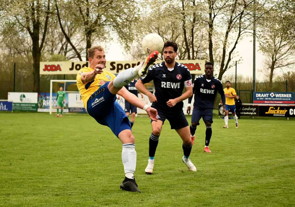 Christian Rave (SV Todesfelde) gegen Ersin Zehir (Eintracht Norderstedt). © 2025 Olaf Wegerich
