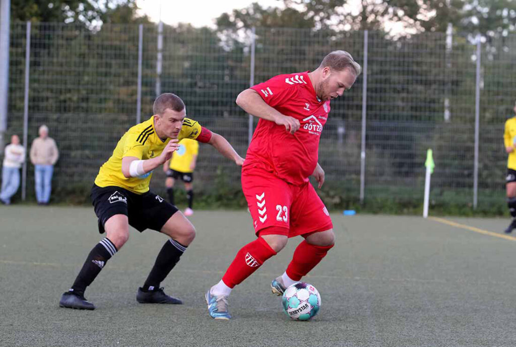 Christoph Hagge (Slesvig IF) erzielt die 1:0-Halbzeitführung gegen den TSV Rantrum. Links Fabian Hunze (TSV Altenholz)© 2024 Ismail Yesilyurt