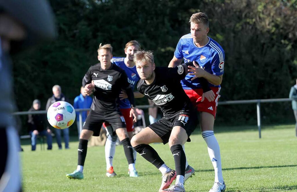 Das Elfmeter-Tor von Tobias Foelster (SpVg Eidertal Molfsee), der den Ball von Luc Justen (Eckernförder SV) erobern möchte, kommt zu spät (Szene aus dem