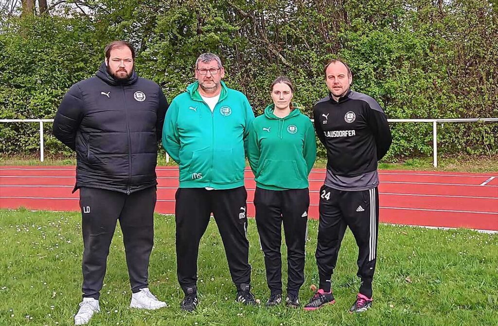 Funktionsteam TSV Klausdorf 2025/26 (v. l.): Co-Trainer Lukas Dräger, Matthias Schwee, Anna Schwee, Trainer Dennis Trociewicz. © 2025 TSV Klausdorf