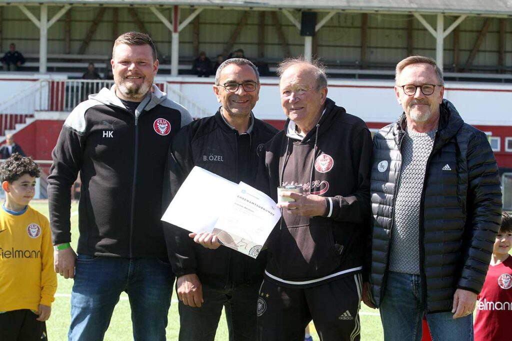 Henrik Krüger (Jugendobmann), Berkant Özel (2. Vorsitzender), Achim Abraham und Frank Bornhöft (SHFV). © 2025 Ismail Yesilyurt