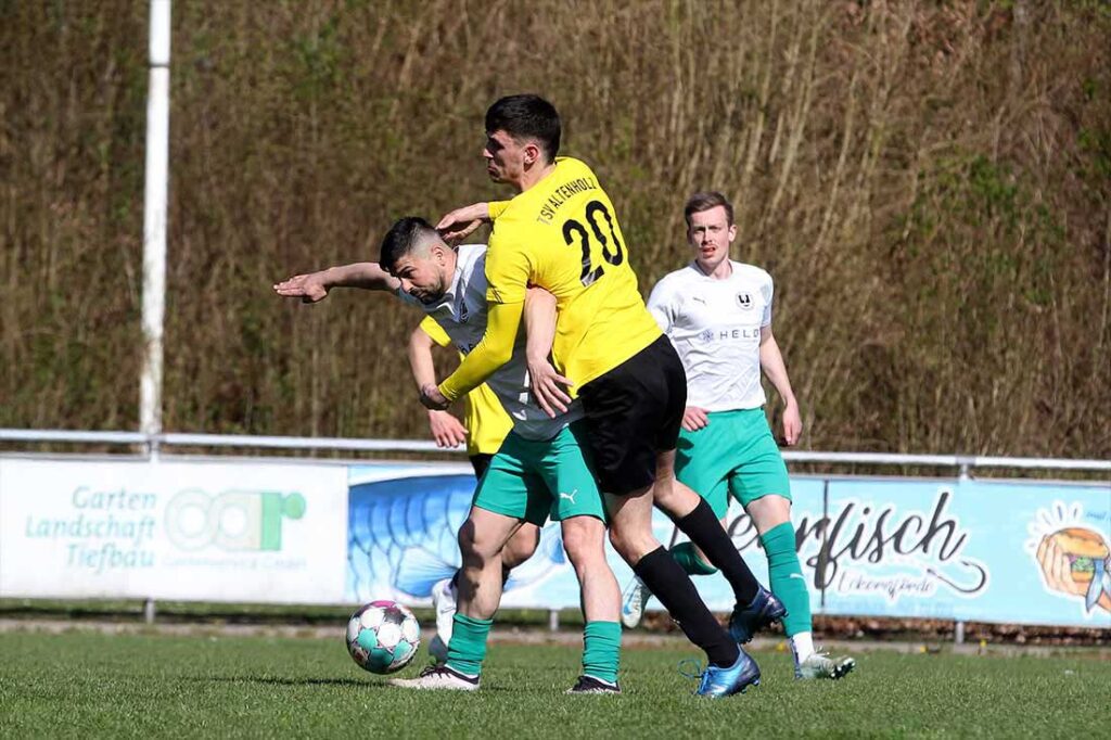 Herzliche Umarmung von Brian Otto (TSV Altenholz) mit Driton Gashi (TSV Klausdorf). © 2025 Ismail Yesilyurt