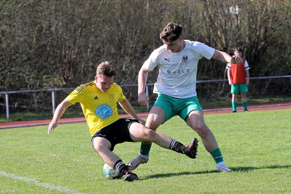 Jonas Schäfer (TSV Altenholz) im Zweikampf mit Anthony Voß (re., TSV Klausdorf). © 2025 Ismail Yesilyurt