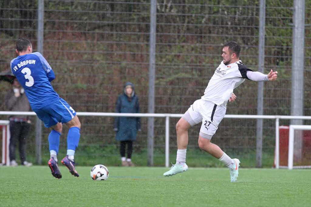 Kristof Knoop, der den Ball hier an Finn Paulsen (li., SV Dörpum) vorbei spitzelt, war einziger Torschütze des TSV Kronshagen. © 2025 Ismail Yesilyurt