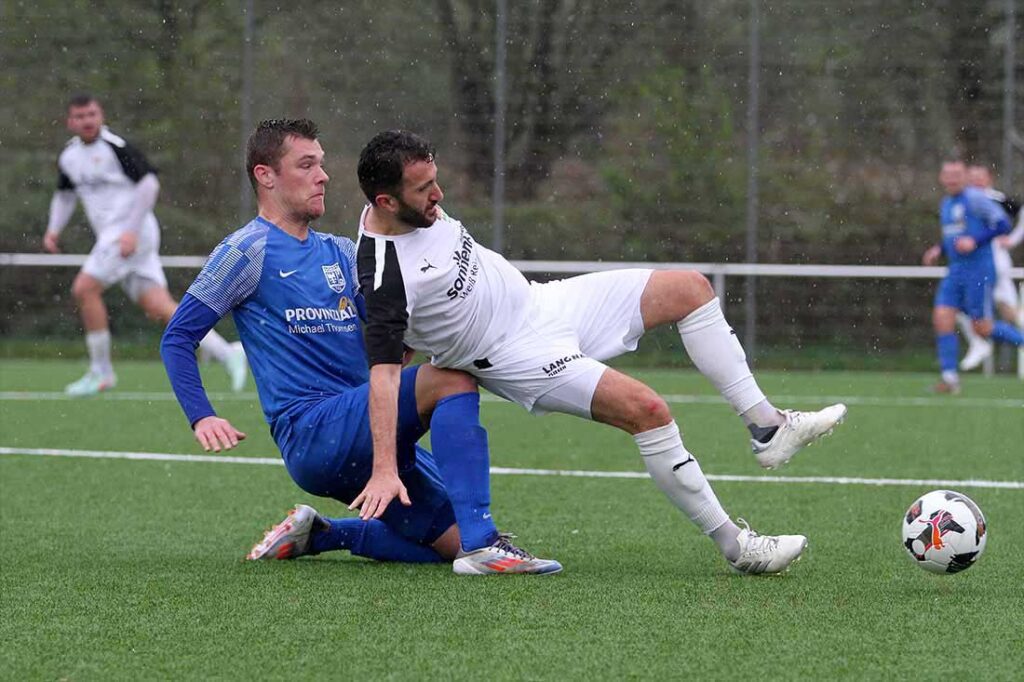 Lasse Moellgaard (SV Dörpum) bringt Erdogan Cumur (TSV Kronshagen) aus dem Gleichgewicht. © 2025 Ismail Yesilyurt