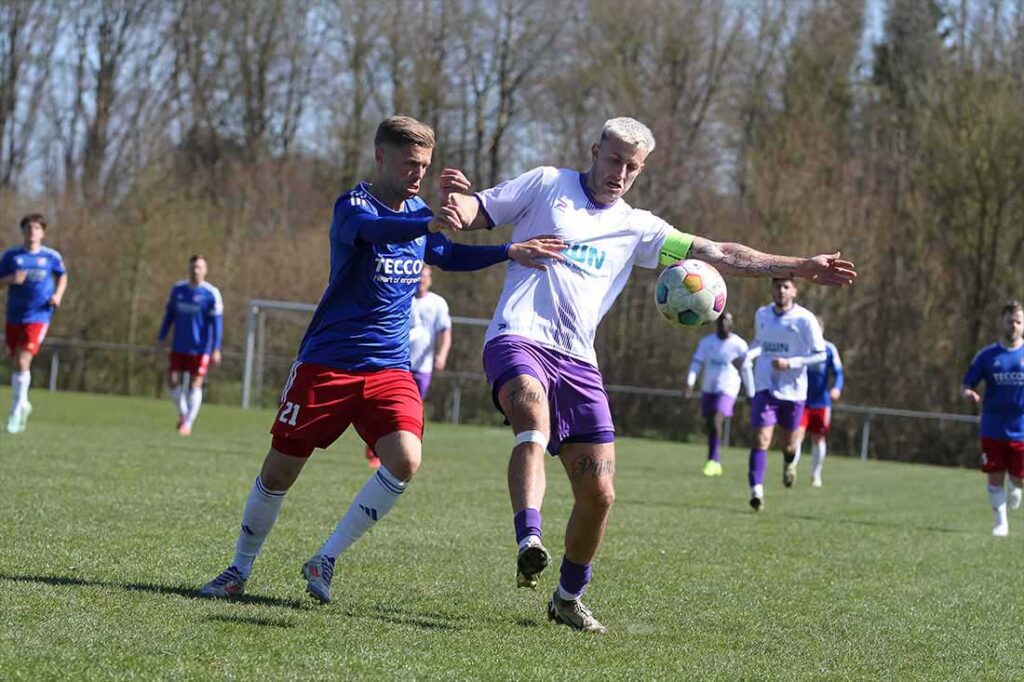 Louis Schütt, hier im Zweikampf mit Kenny Korup (re, VfR Neumünster, ist für das 2-0 für Eidertal Molfsee zuständig. © 2025 Ismail Yesilyurt