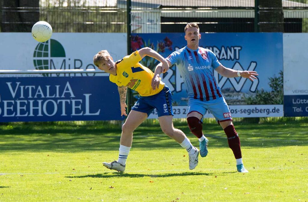 Marco Drawz (SV Todesfelde) gegen den Flensburger Matchwinner Rene Guder (re., SC Weiche Flensburg 08) ab. © 2025 Volker Schlichting