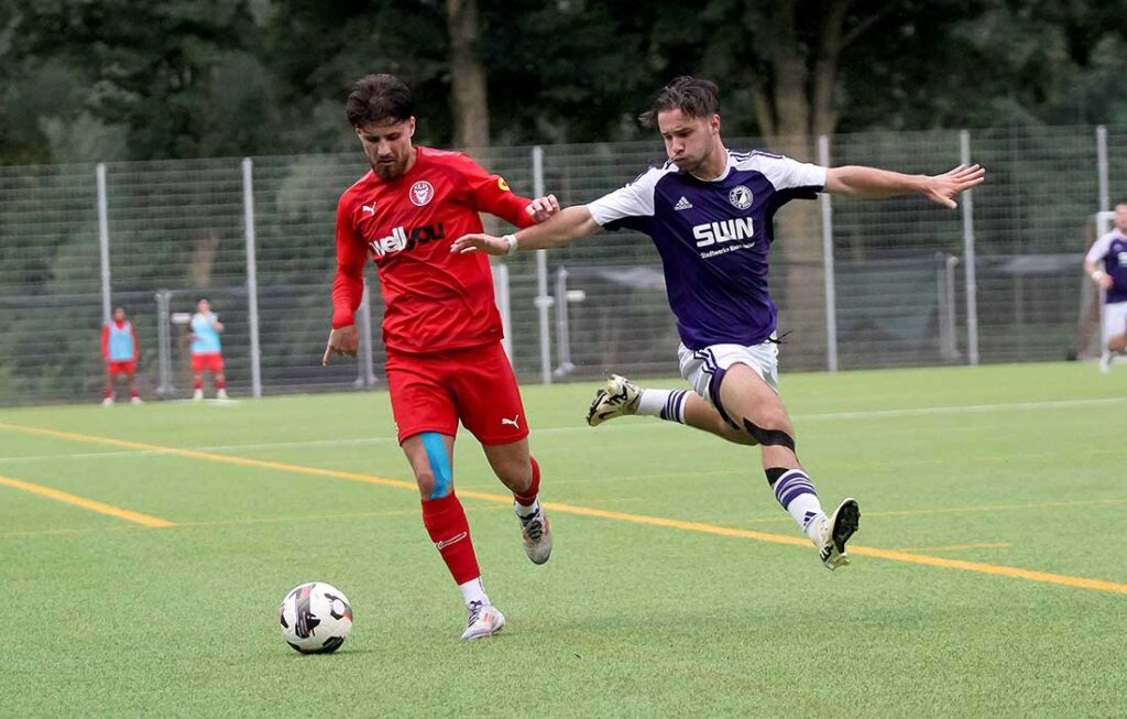 Marko Ljuljic (re., VfR Neumünster), hier gegen Salih Ramo (Kilia Kiel), wechselt ligaintern zum Oberligisten SV Eichede. © 2024 Ismail Yesilyurt
