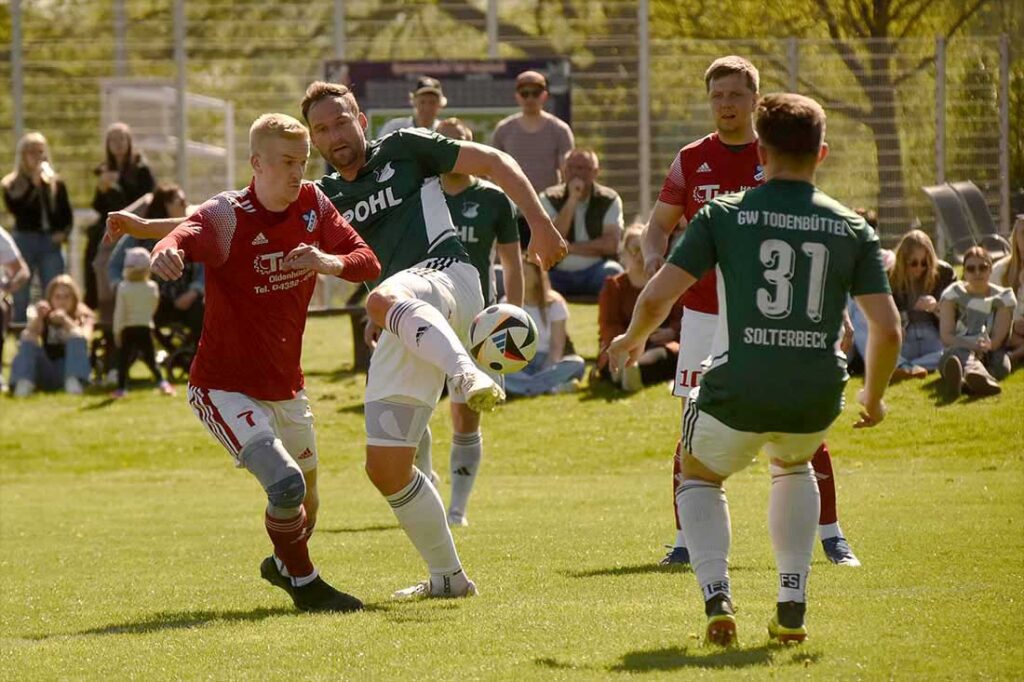 Markus Wieben (Bargstedt) gegen Ole Petersen (Todenbüttel). © 2025 Olaf Wegerich