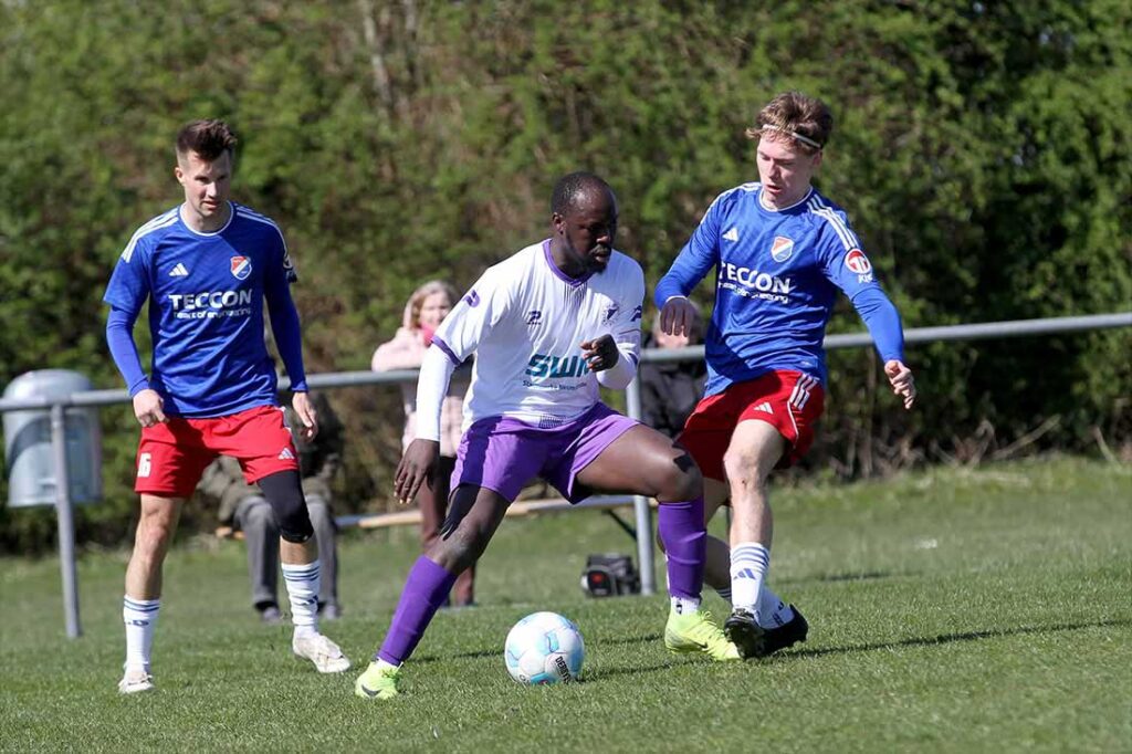 Moshood Adesanya (VfR Neumünster) bereitete das 2-2 vor. Rechts Lukas Wasielewski (SpVg Eidertal Molfsee). © 2025 Ismail Yesilyurt