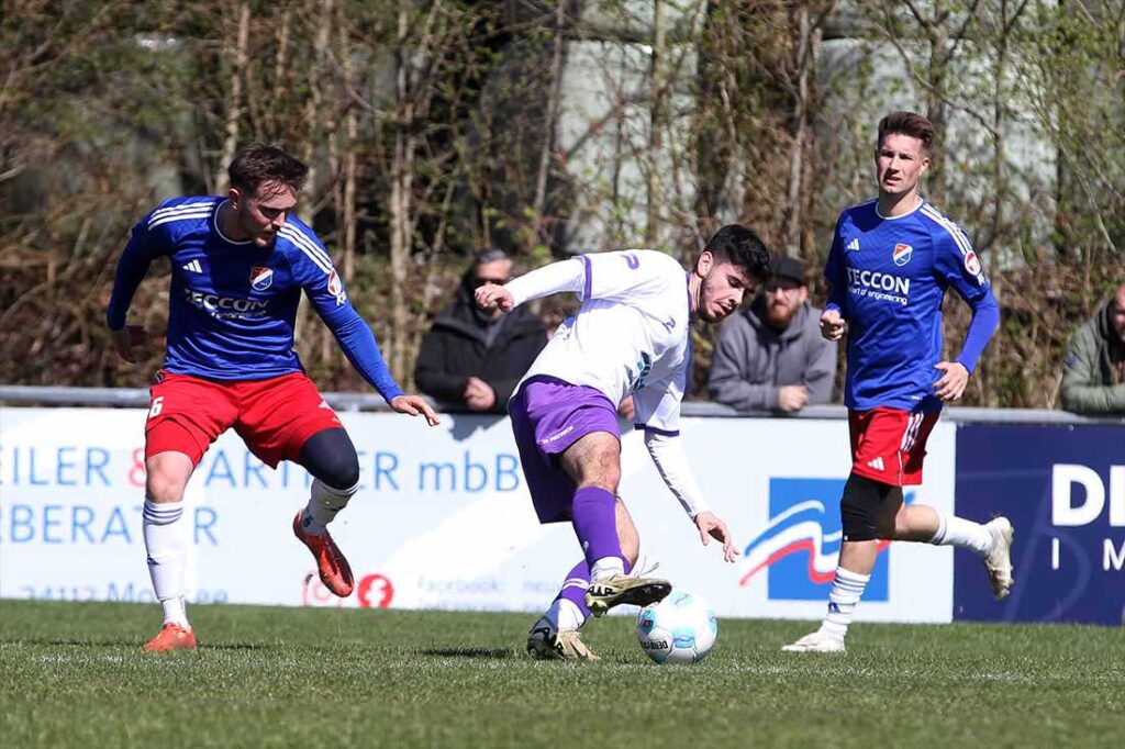 Murat Rasgele (VfR Neumünster) gehörte zu den Besten auf dem Platz. Links Mirco Schöning (SpVg Eidertal Molfsee). © 2025 Ismail Yesilyurt