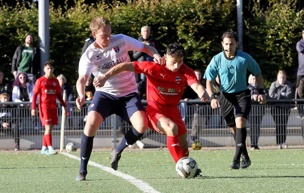 Patrick Thomsen (li.) wechselt nach dem Rückzug von RB Obere Treene aus der Landesliga zum TSB Flensburg. Rechts Melih Cerrah (Inter Türkspor Kiel). © 2024 Ismail Yesilyurt