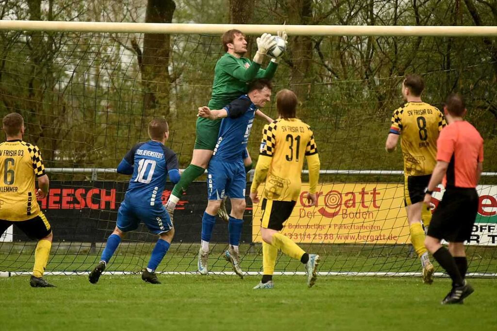 Torhüter Jorge Hansen (Frisia) hier gegen Timo Klug (Jevenstedt) packt sicher zu.. © 2025 Olaf Wegerich