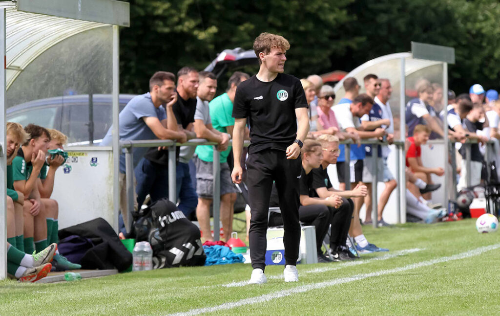Trainer Oliver Stutzky und sein VfB Lübeck II lassen den letzten Funken Hoffnung auf den Klassenerhalt noch glimmen. © 2024 Ismail Yesilyurt