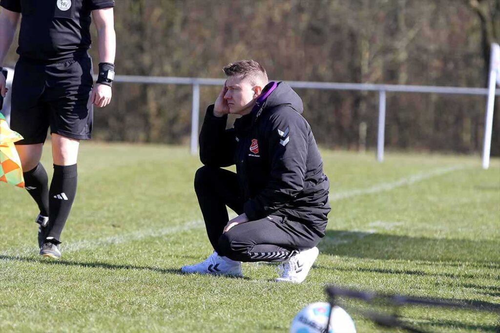 Trainer Paul Kujawski (SV Eichede) hat seine besten Ideen in seiner Lieblingsposition in der Hocke. © 2025 Ismail Yesilyurt